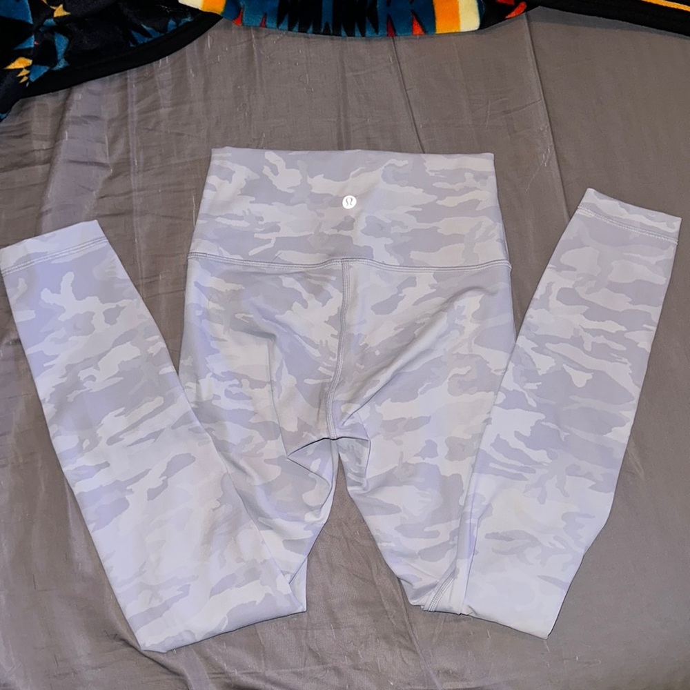 Lululemon Wunder Under High-Rise legging 25"
Ribbed Fabric white camo